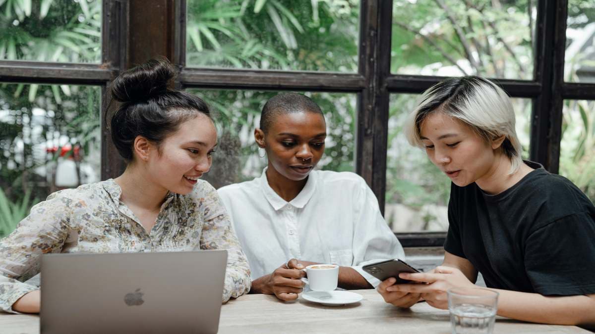 How to Handle Online Friend Requests Safely?