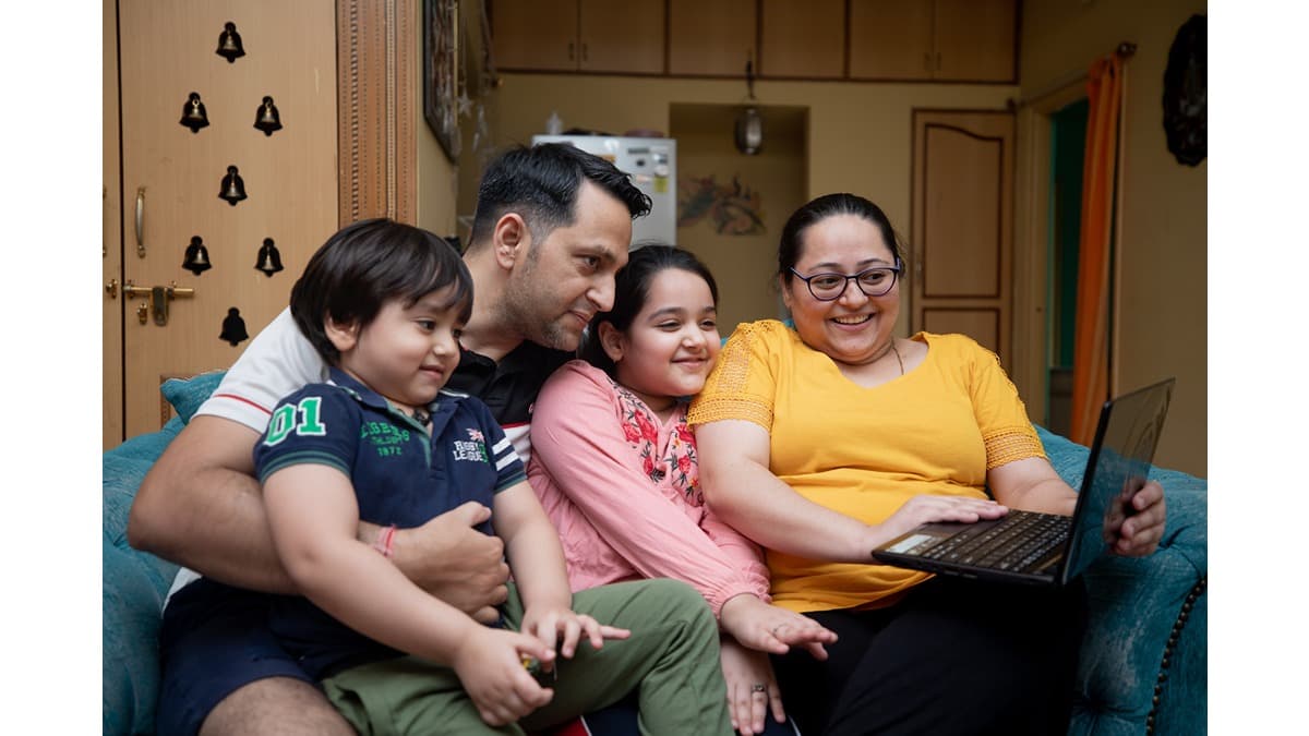 Nurturing Success: A Guide for Parents in Maximizing Their Child's Potential in Virtual Schools " students learning through online classes'